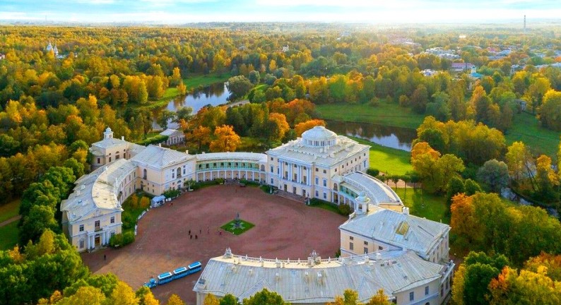 фото дворца - летней резиденции Павла 1 в Павловском Парке